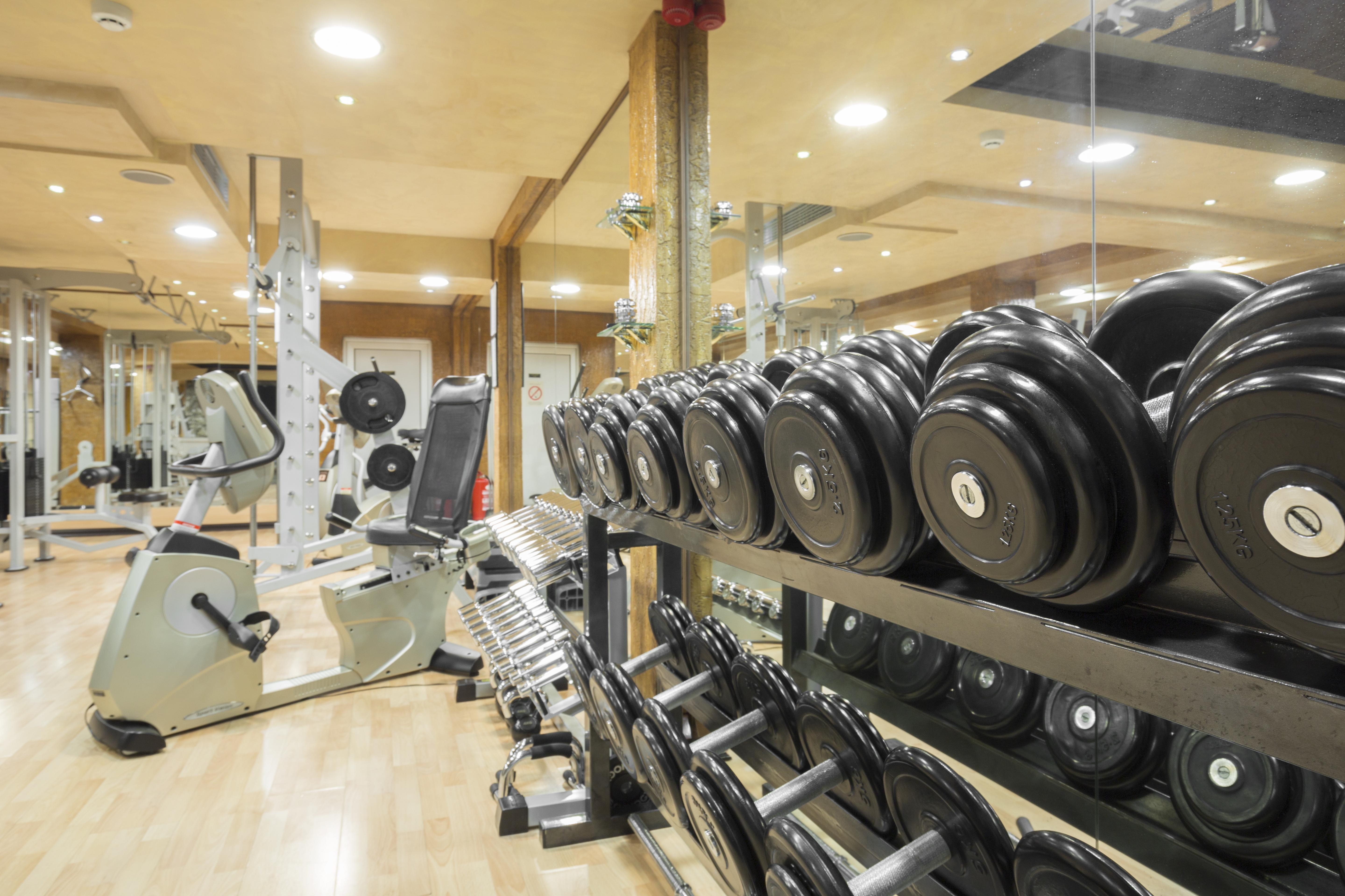 Prezident Hotel Нови-Сад Экстерьер фото A typical gym